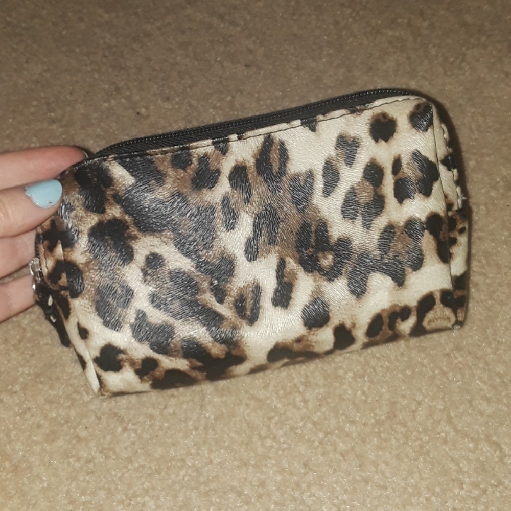 👀JUST IN 👀Cute Leopard MAKEUP/HAND BAG (2/$10)